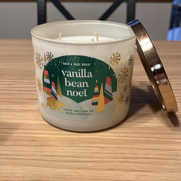 Bath & Body Works 3 Wick Candle. Vanilla Bean Noel - Picture 2 of 3